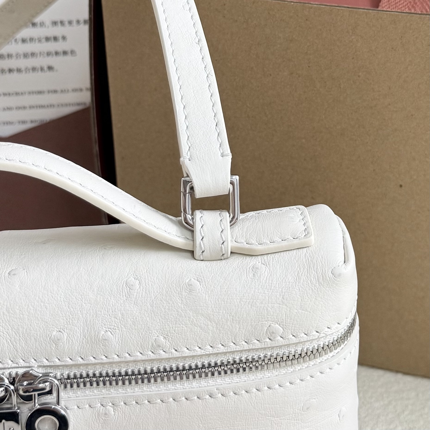 L**o p*ana Extra Pocket L19 Ostrich-grained Leather 11 x 19 x 6.5 cm