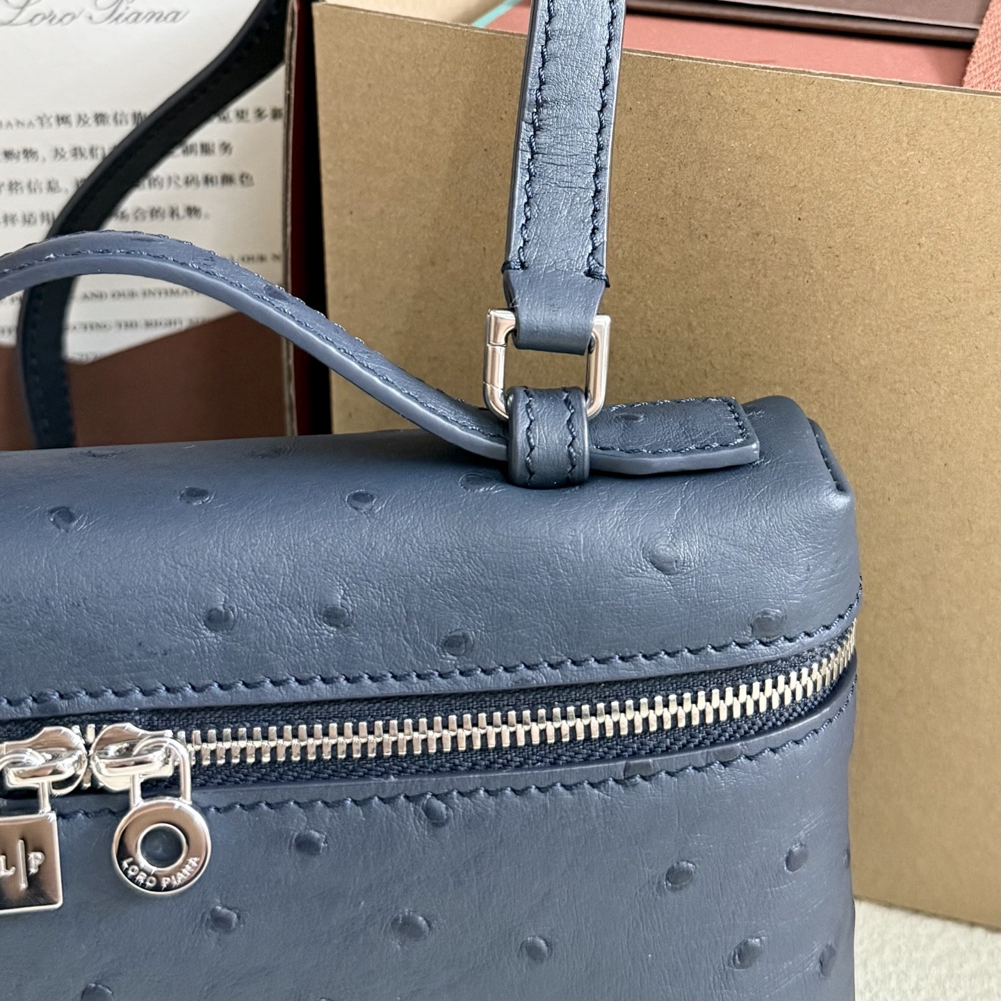 L**o p*ana Extra Pocket L19 Ostrich-grained Leather 11 x 19 x 6.5 cm