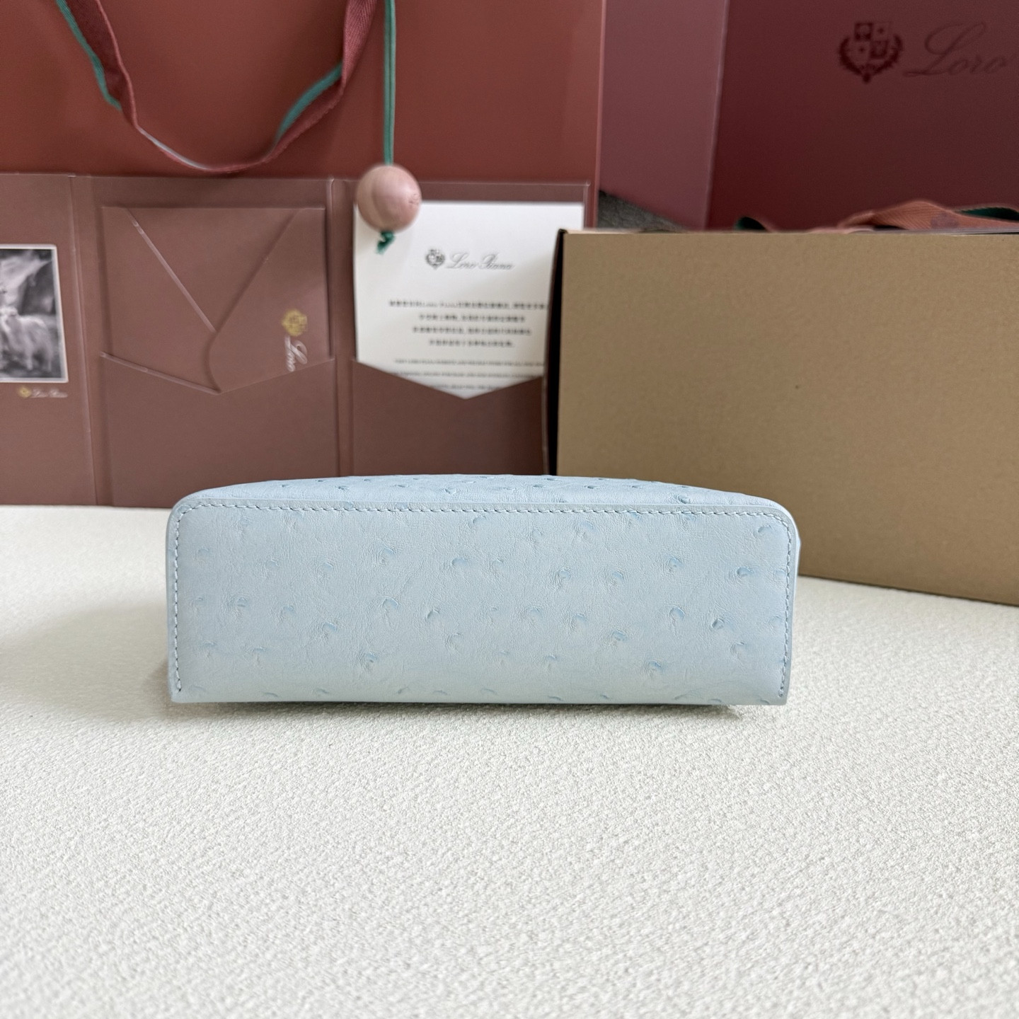 L**o p*ana Extra Pocket L19 Ostrich-grained Leather 11 x 19 x 6.5 cm