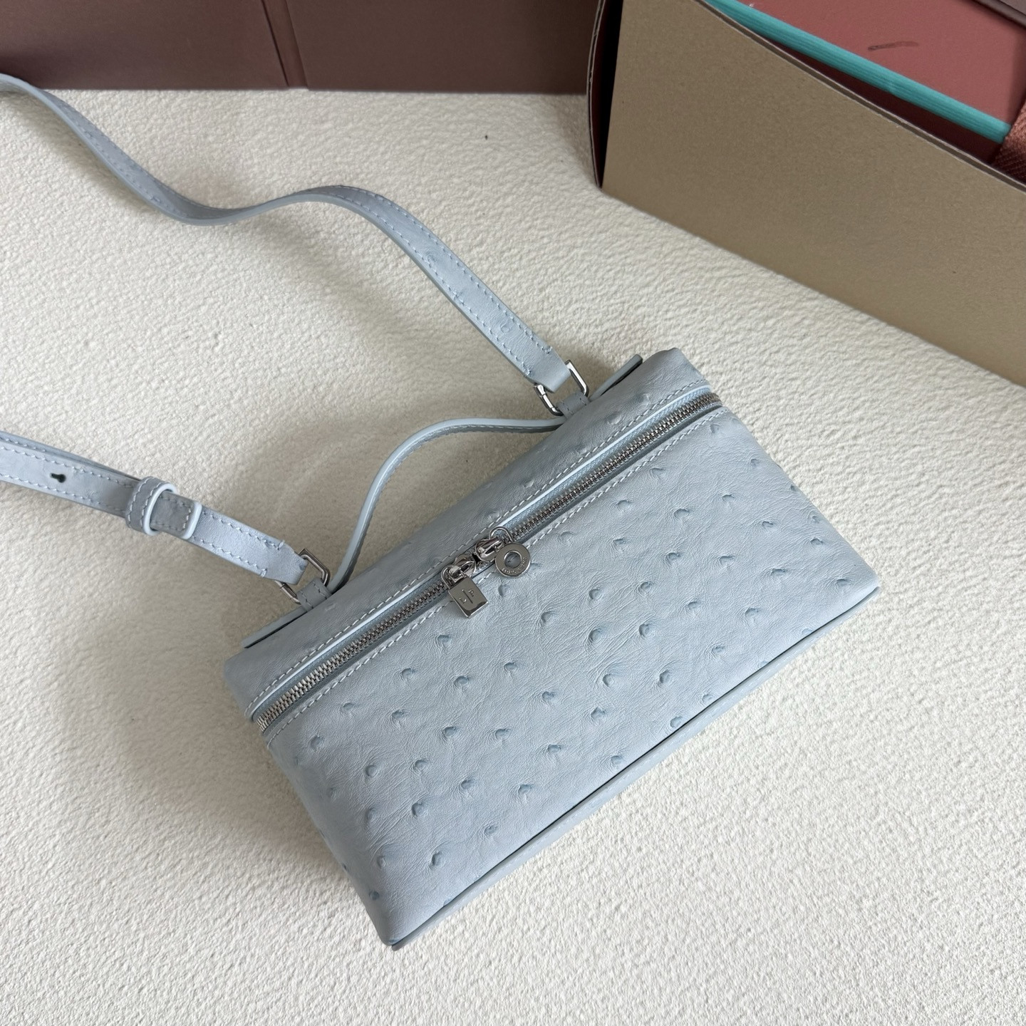 L**o p*ana Extra Pocket L19 Ostrich-grained Leather 11 x 19 x 6.5 cm