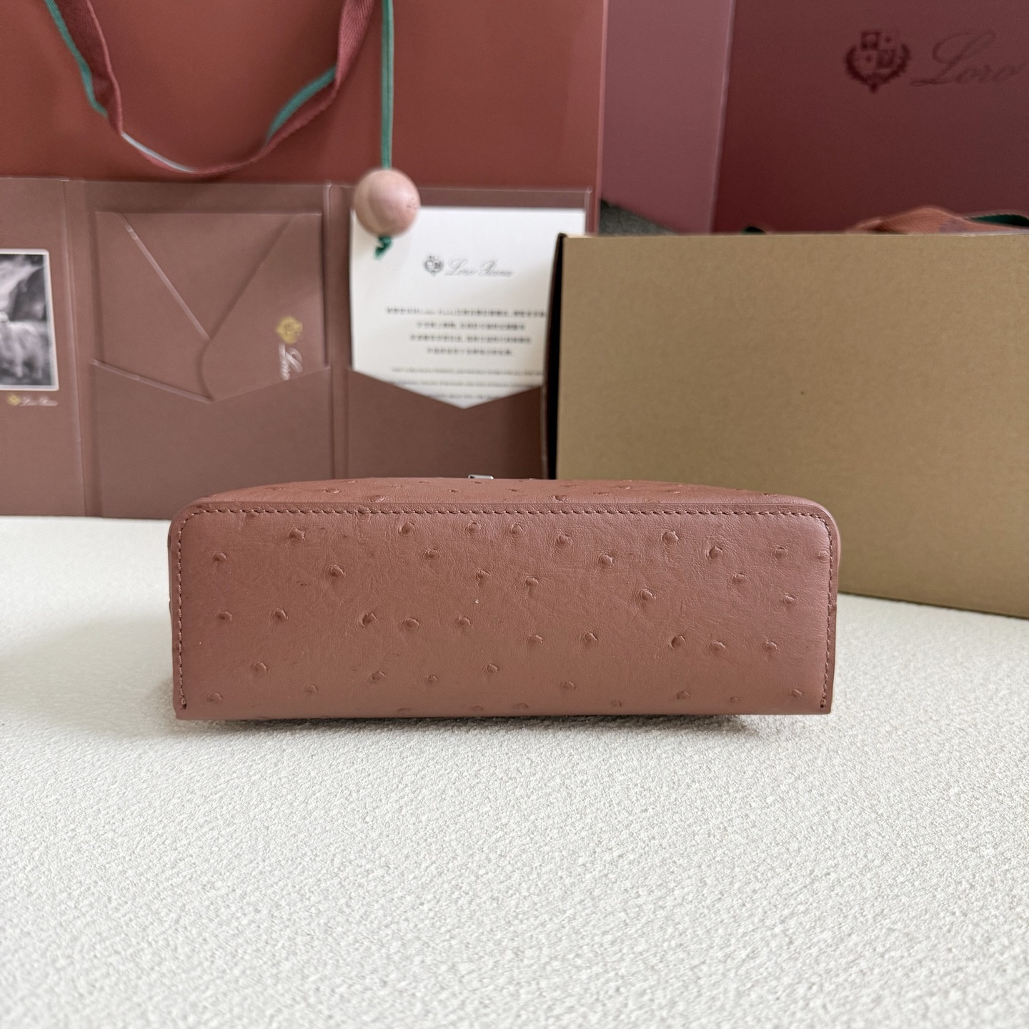 L**o p*ana Extra Pocket L19 Ostrich-grained Leather 11 x 19 x 6.5 cm