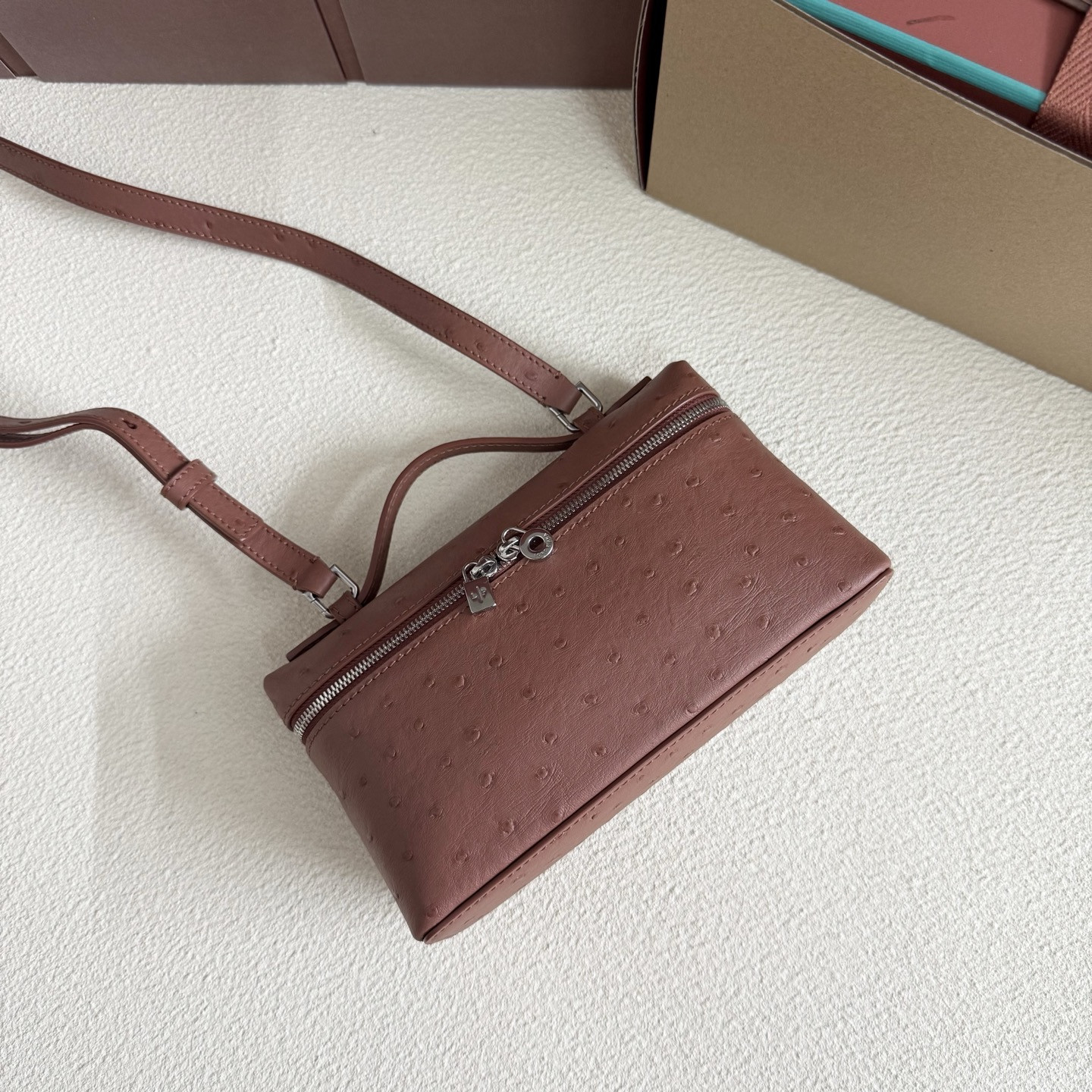 L**o p*ana Extra Pocket L19 Ostrich-grained Leather 11 x 19 x 6.5 cm