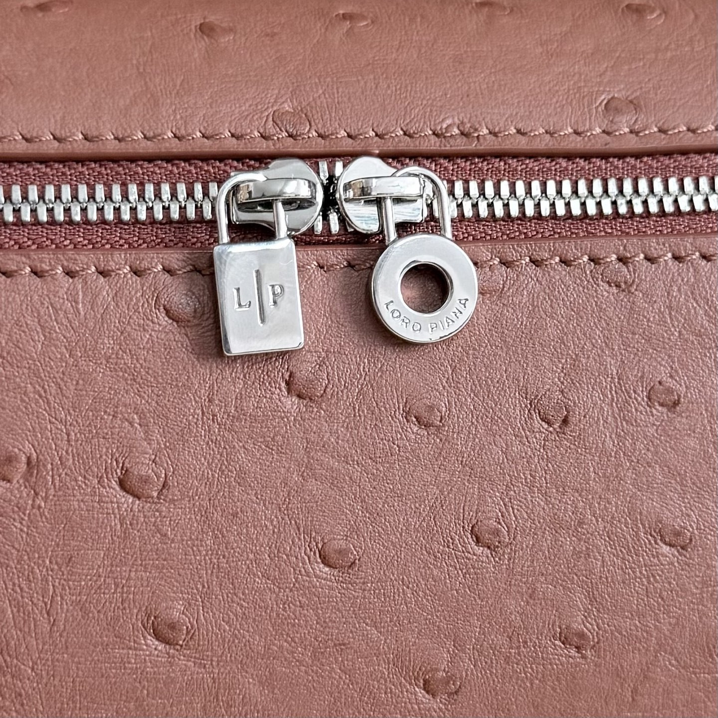 L**o p*ana Extra Pocket L19 Ostrich-grained Leather 11 x 19 x 6.5 cm