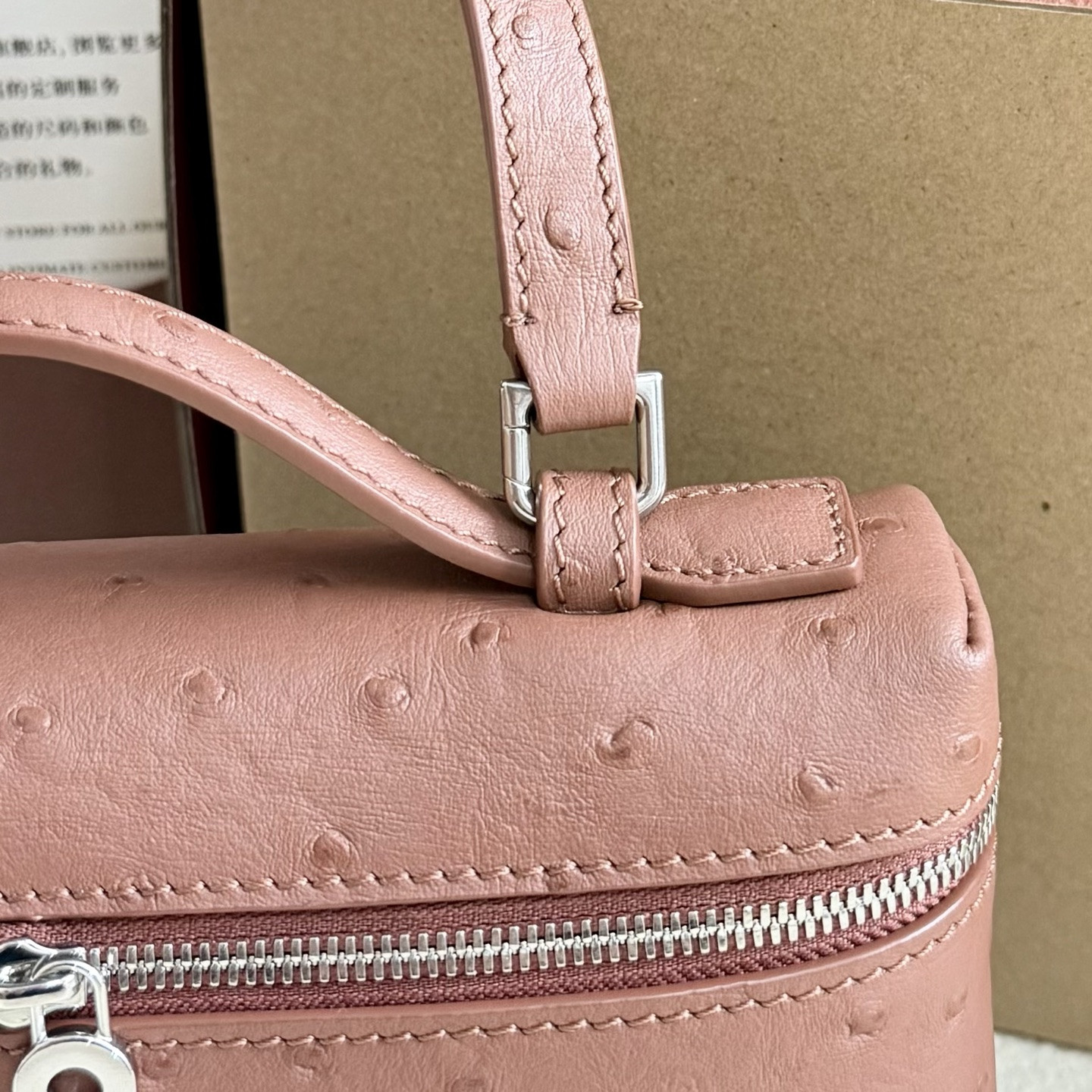 L**o p*ana Extra Pocket L19 Ostrich-grained Leather 11 x 19 x 6.5 cm