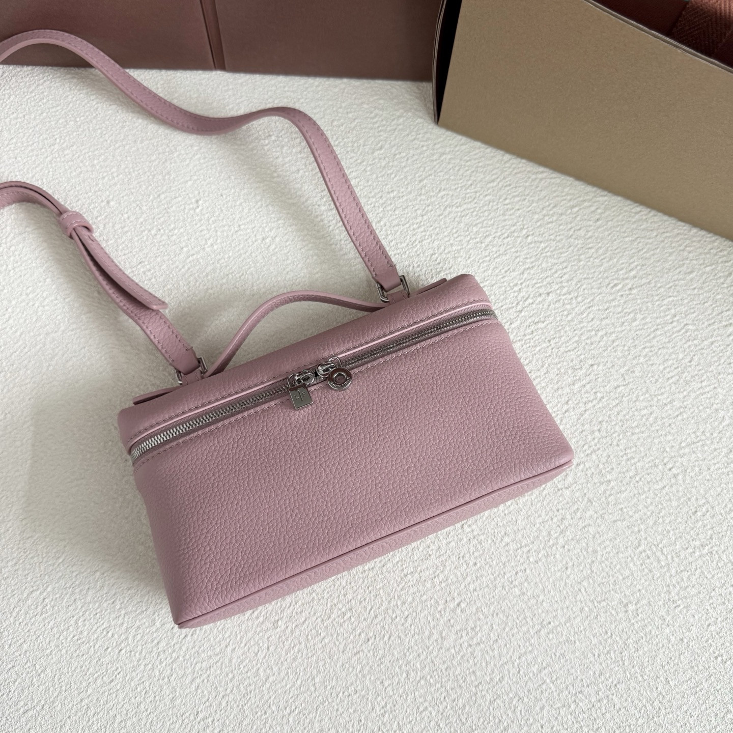 L**o p*ana Extra Pocket L19 Grained Calfskin 11 x 19 x 6.5 cm