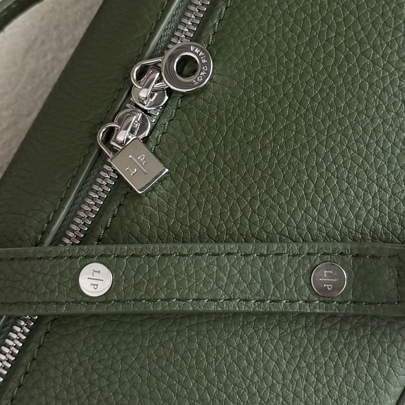 L**o p*ana Extra Pocket L19 Grained Calfskin 11 x 19 x 6.5 cm