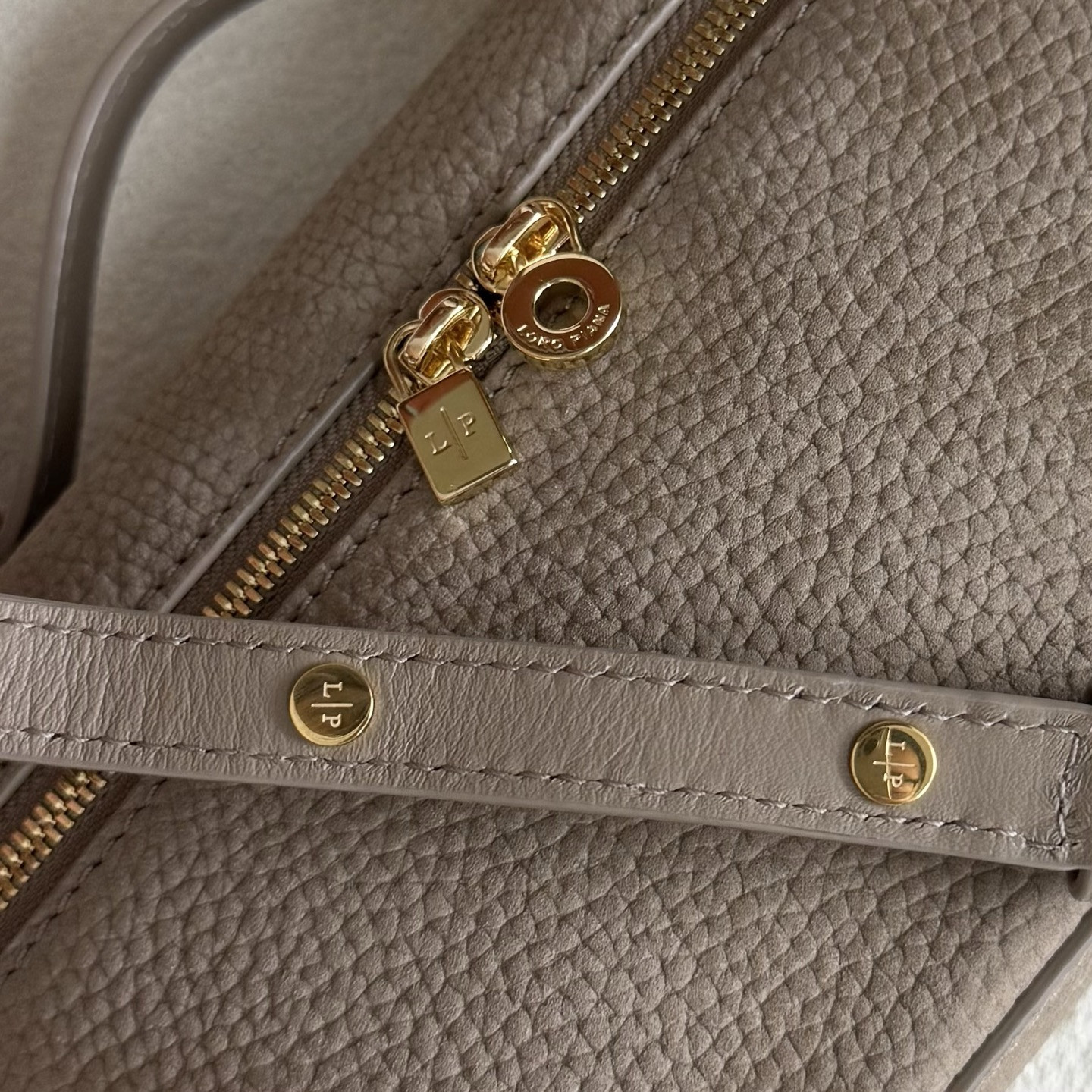 L**o p*ana Extra Pocket L19 Grained Calfskin 11 x 19 x 6.5 cm