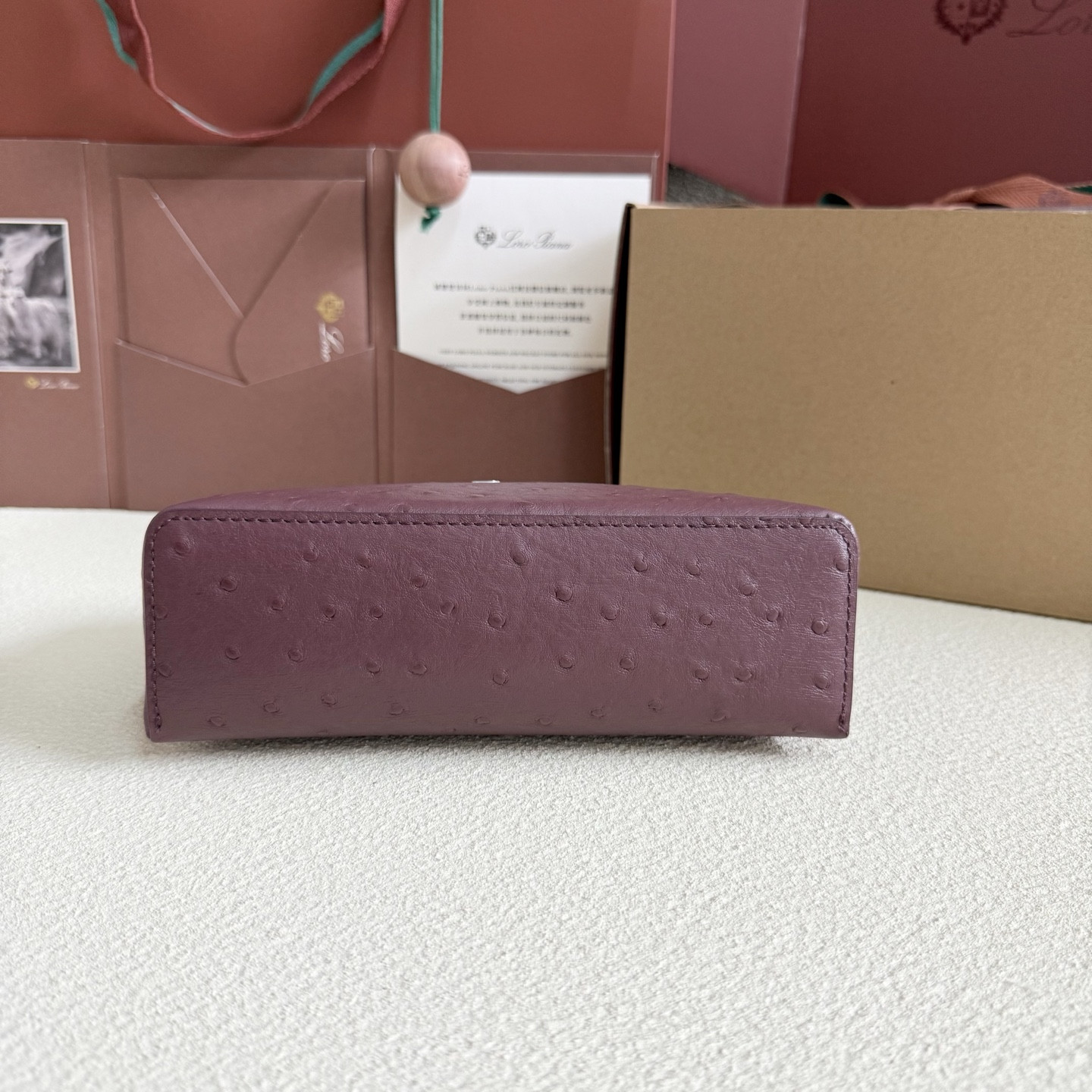 L**o p*ana Extra Pocket L19 Ostrich-grained Leather 11 x 19 x 6.5 cm