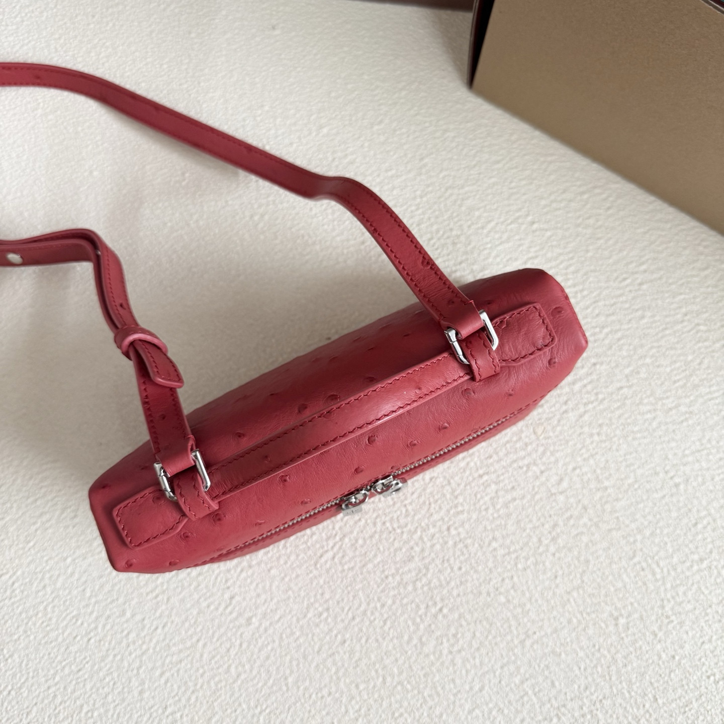 L**o p*ana Extra Pocket L19 Ostrich-grained Leather 11 x 19 x 6.5 cm