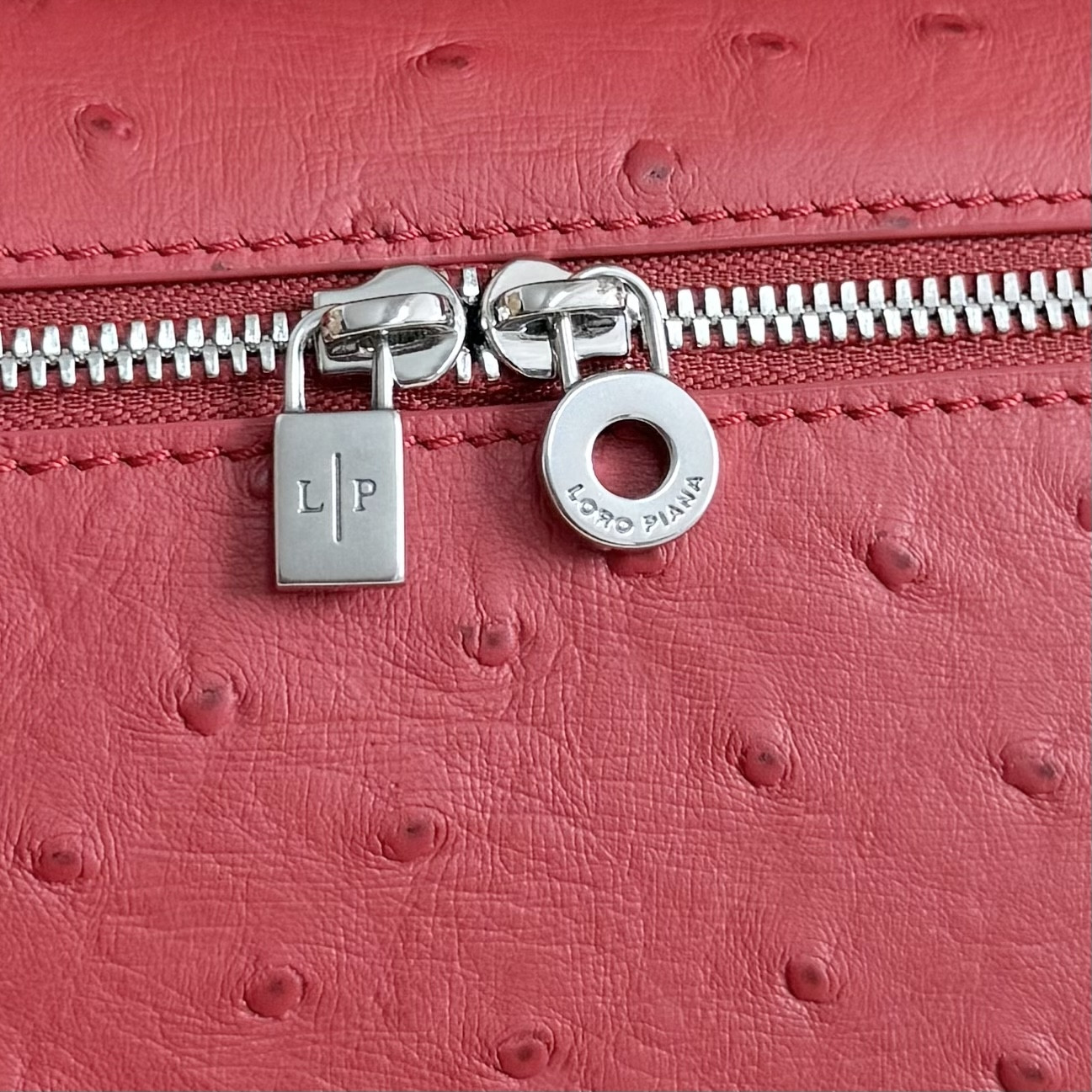 L**o p*ana Extra Pocket L19 Ostrich-grained Leather 11 x 19 x 6.5 cm