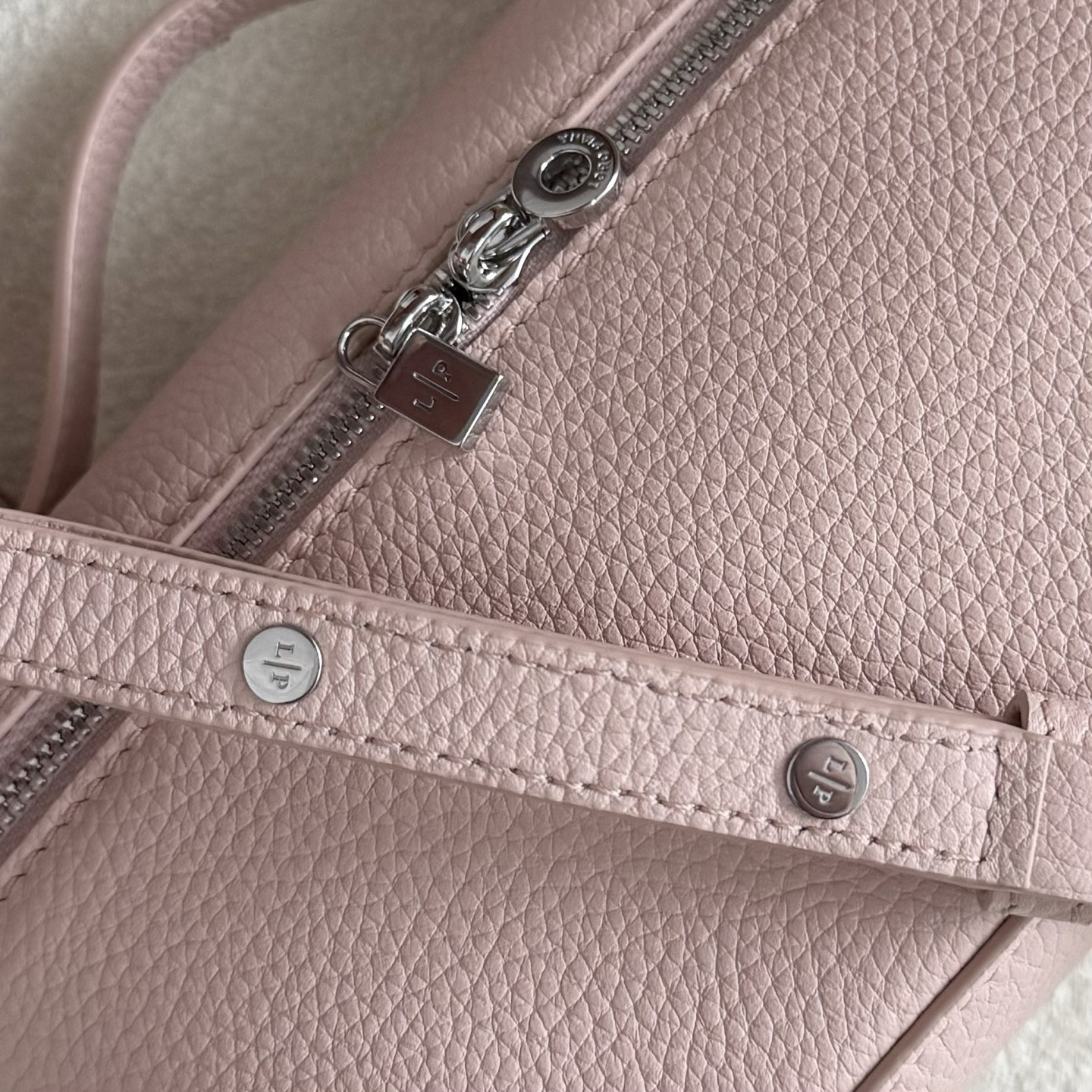 L**o p*ana Extra Pocket L19 11 x 19 x 6.5 cm