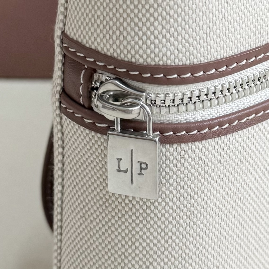 L**o p*ana Extra pouch L29 29x18x5cm